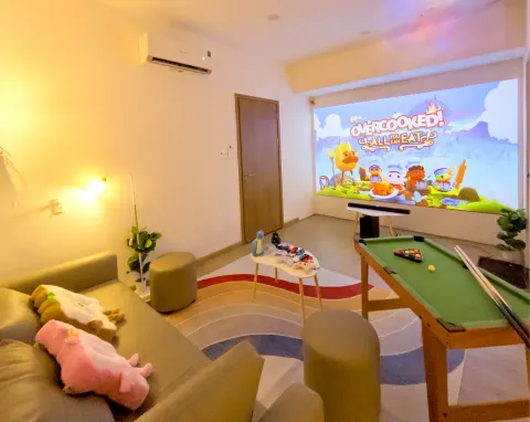 Máy chiếu to, bàn bi-a mini